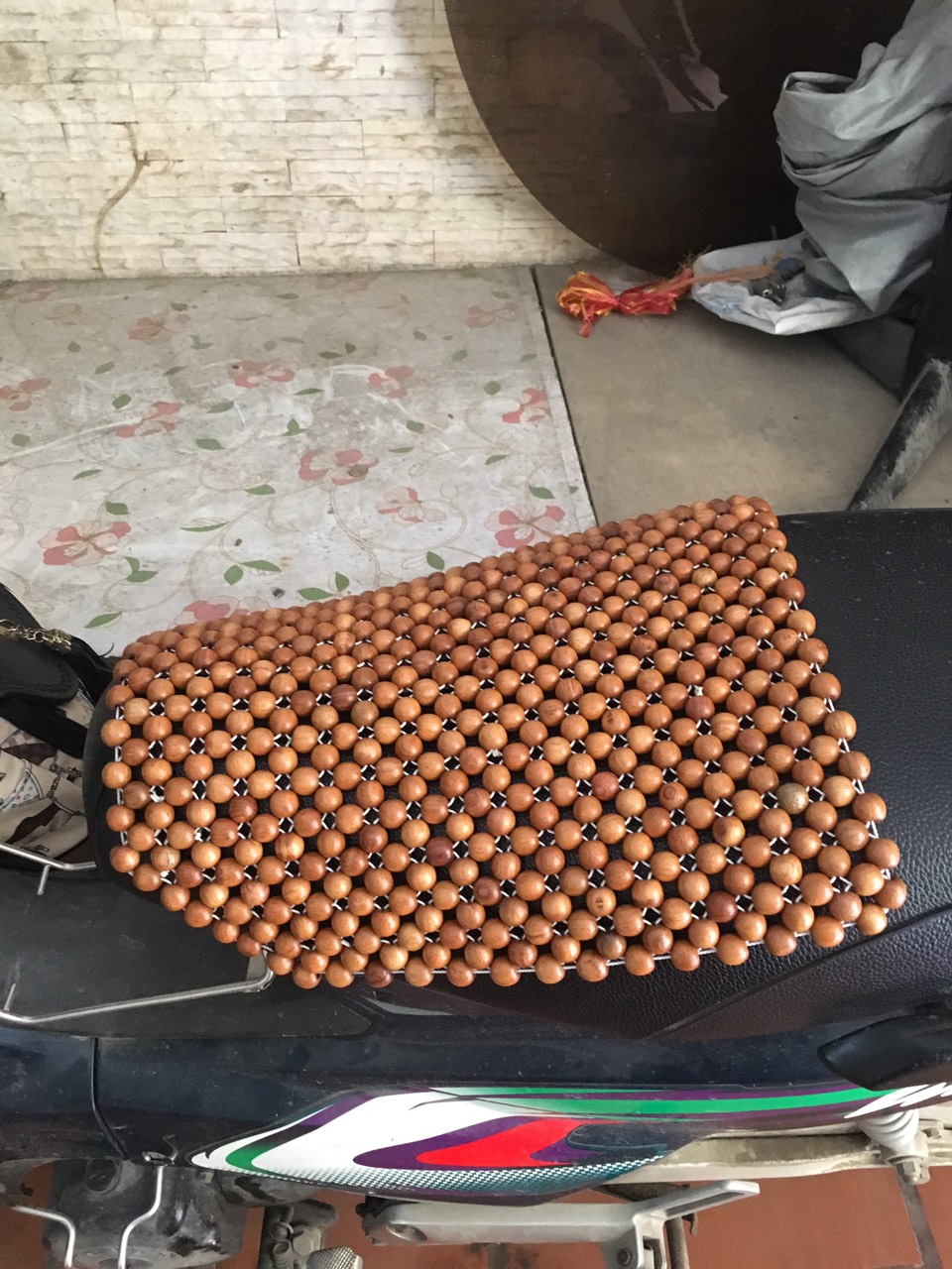 Đệm/ miếng lót hạt gỗ yên xe máy