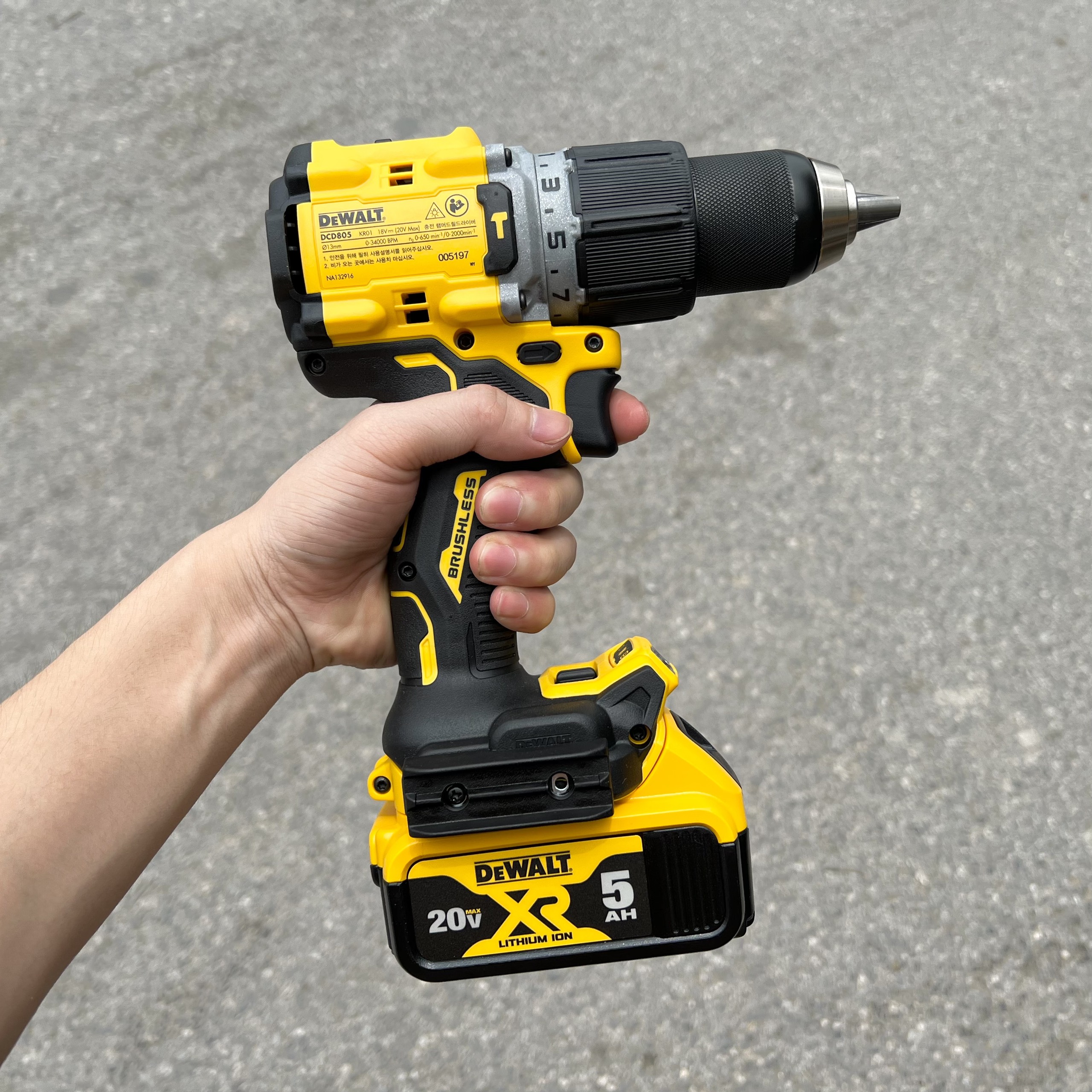 Máy khoan cầm tay Dewalt DCD805