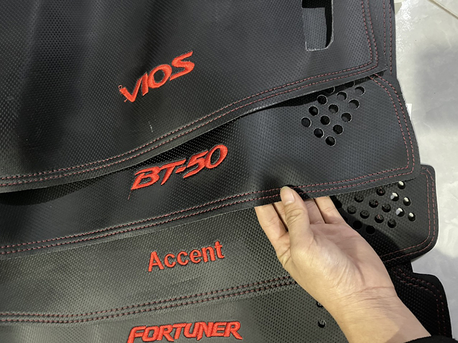 Thảm taplo Kia SOLUTO, Taplo da vân cacbon