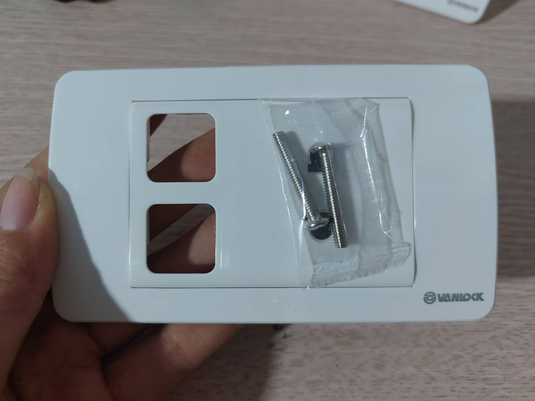 Mặt công tắc kèm ổ cắm SINO Vanlock S18