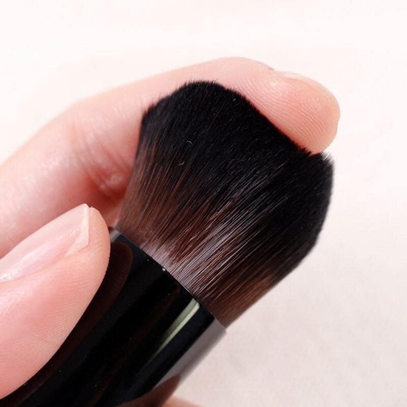 Cọ tán phấn má phấn phủ Clio 204 Pro Play Prism Face Brush lông mềm bám phấn Halomi