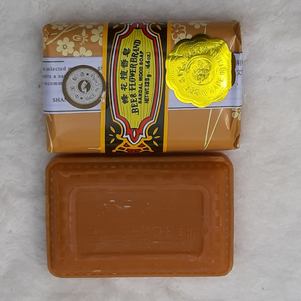 xà bông trầm Con Ong đàn hương gỗ Bee & Flower Wood Soap Brand (125g 1 cục)