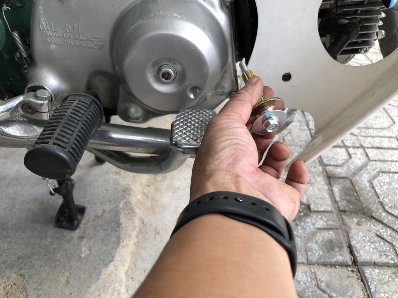 chống bửng (yếm) cho xe cub các loại