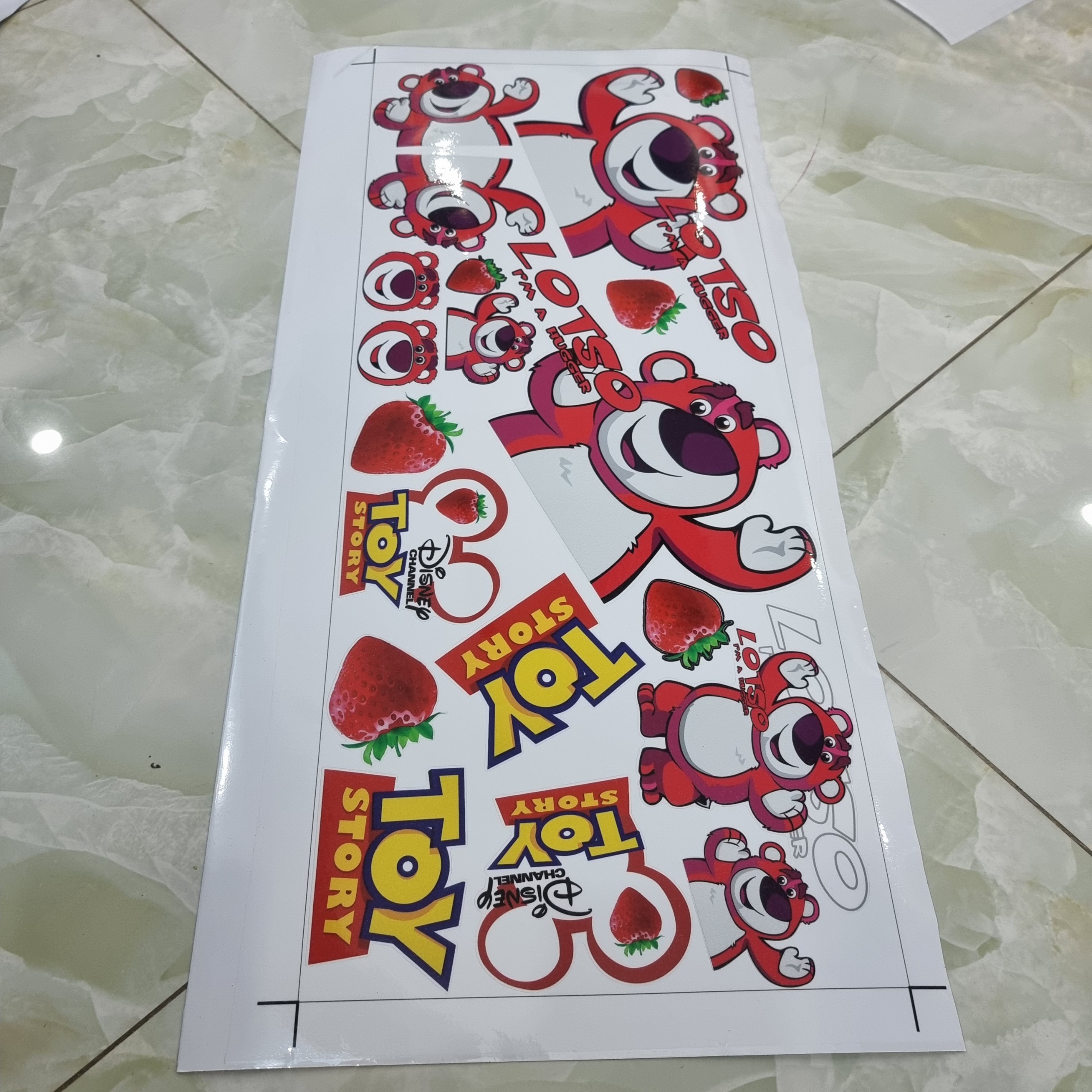 Combo logo sticker gấu dâu lotso đỏ trọn bộ 20x60cm