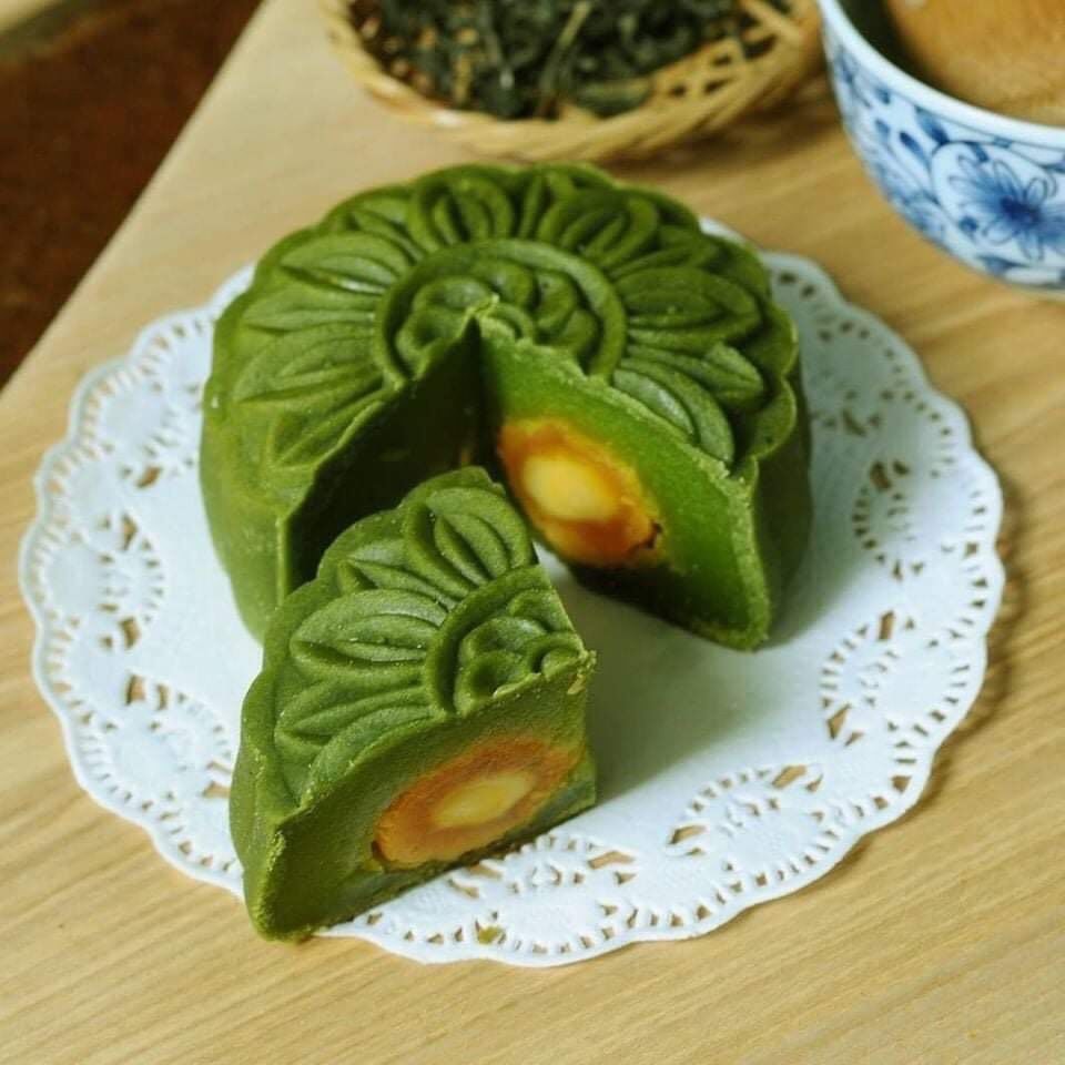 Bánh trung thu nhân trà xanh trứng muối