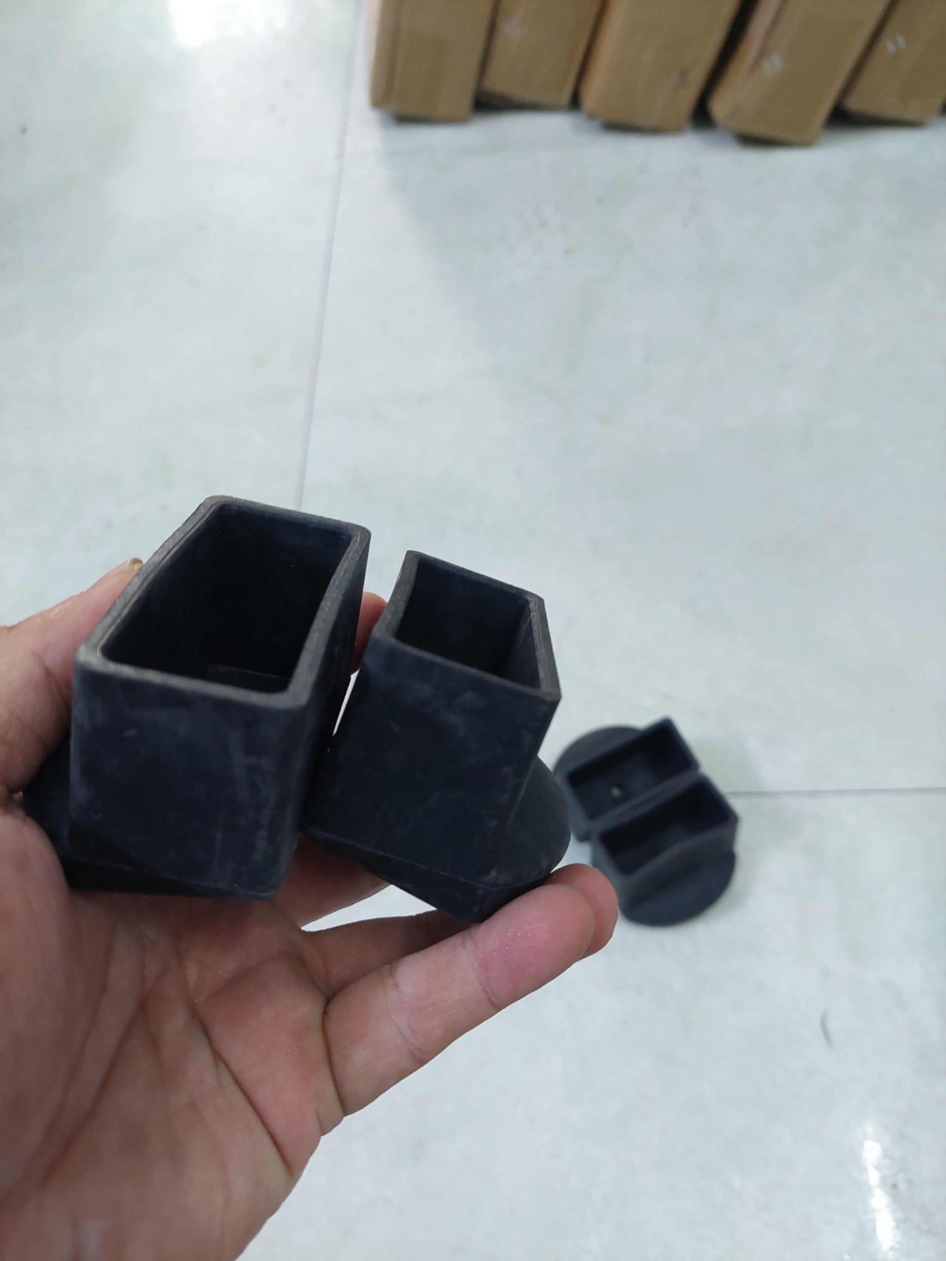 1 cái chân đế thang 4 khúc Chữ M, chữ A
