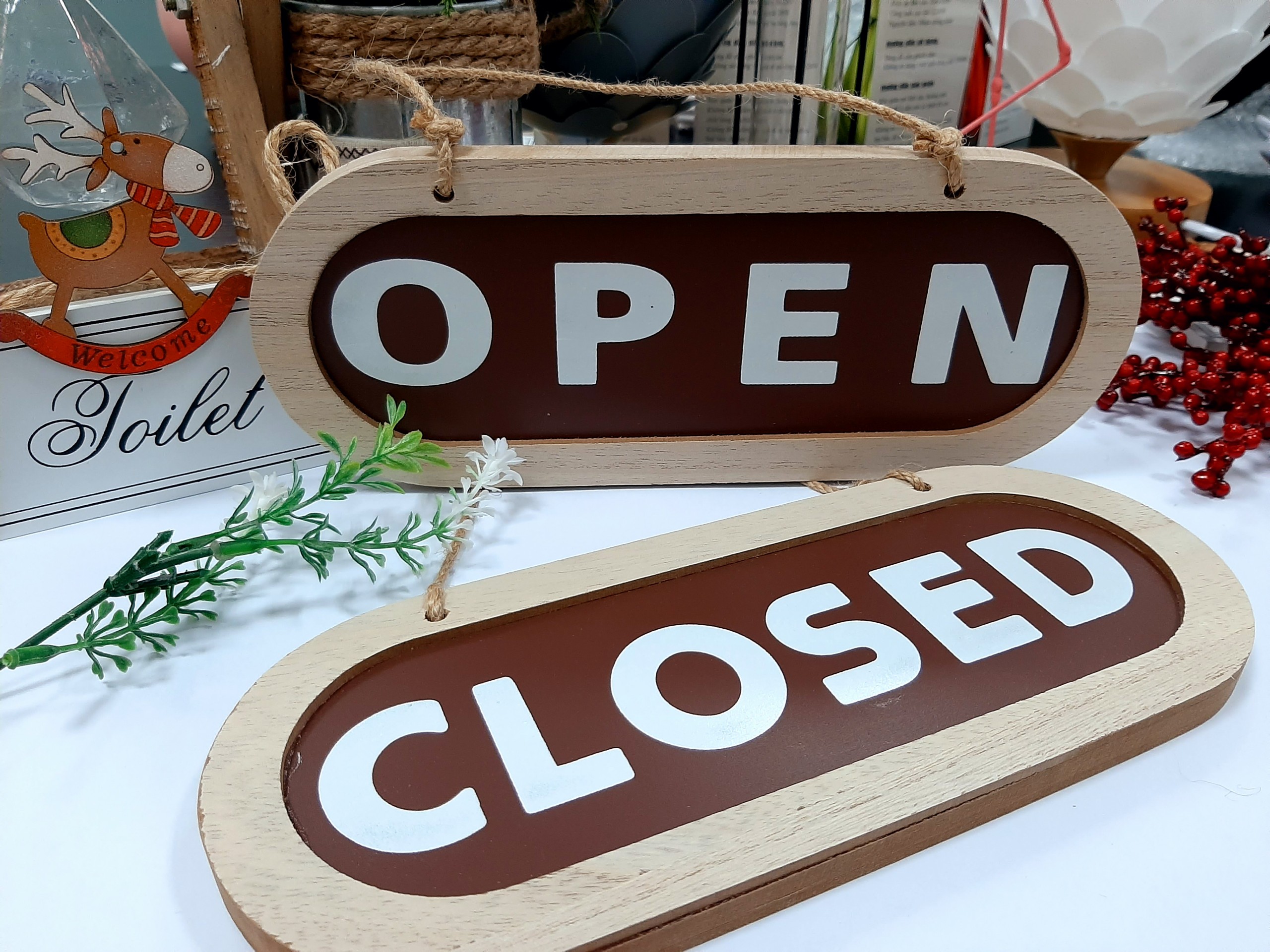 Bảng treo trang trí 2 mặt open/close bằng gỗ thanh lịch