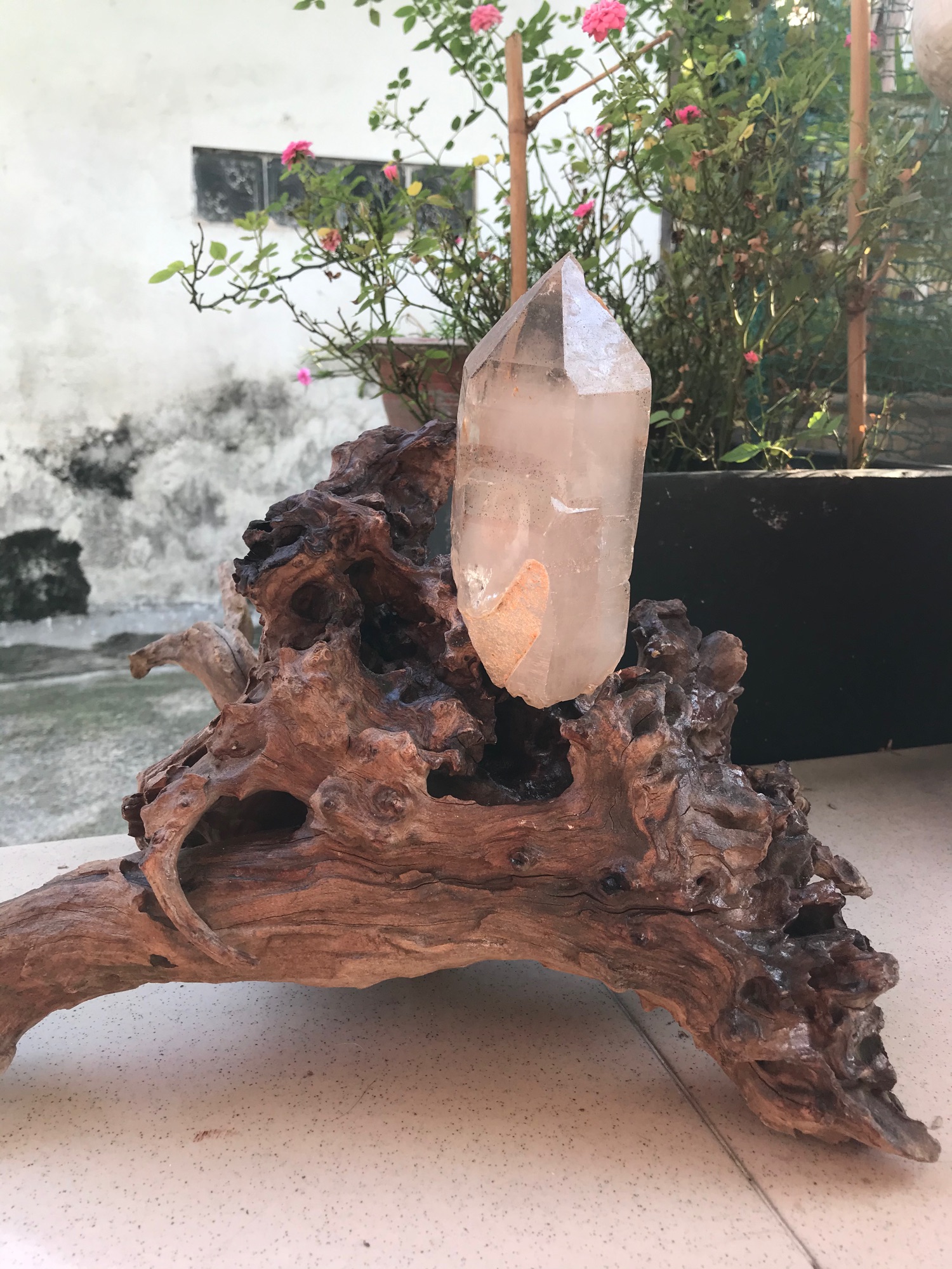 đá Thạch Anh trắng pha lê to lớn kèm đế gỗ độc đáo Ms093