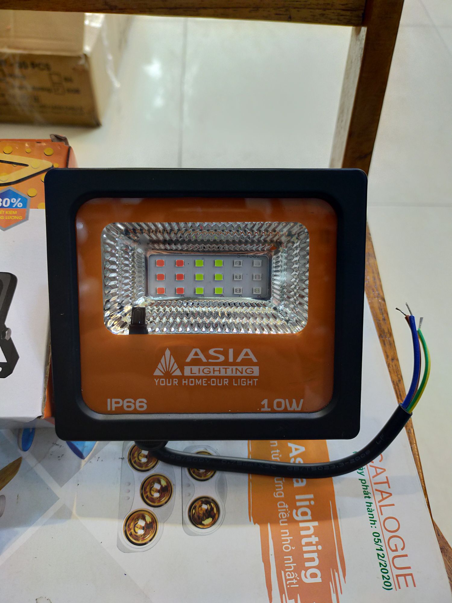 Chiêú pha đổi màu 10w asia