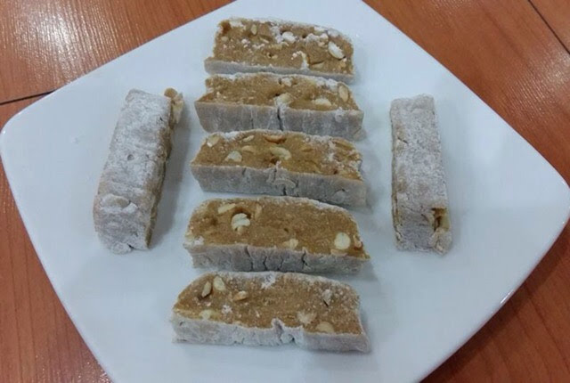 1 hộp bánh chè lam