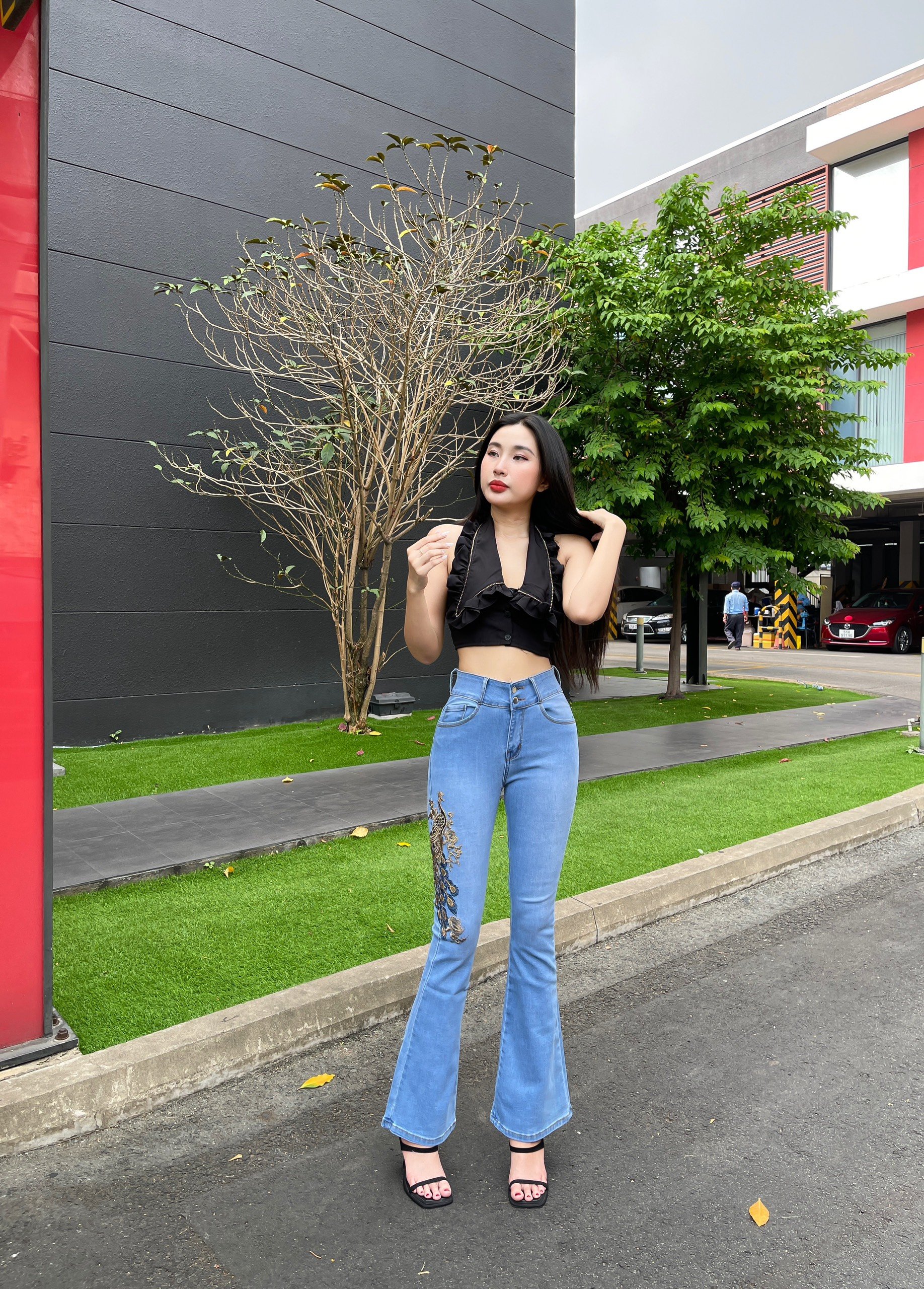 Quần Jeans Nữ Ống Loe Dài Thêu Tôn Dáng