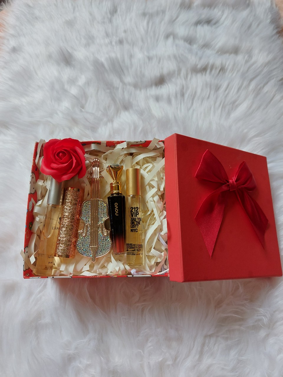Hộp quà tặng combo 5 món cho bạn gái hoặc ny siêu dễ thương gồm ;son kem cây đàn đính đá +siêu phẩm son thỏi linnsz +son kem siêu lì mịn môi novo +hoa hồng xinh + 2 chai nước hoa