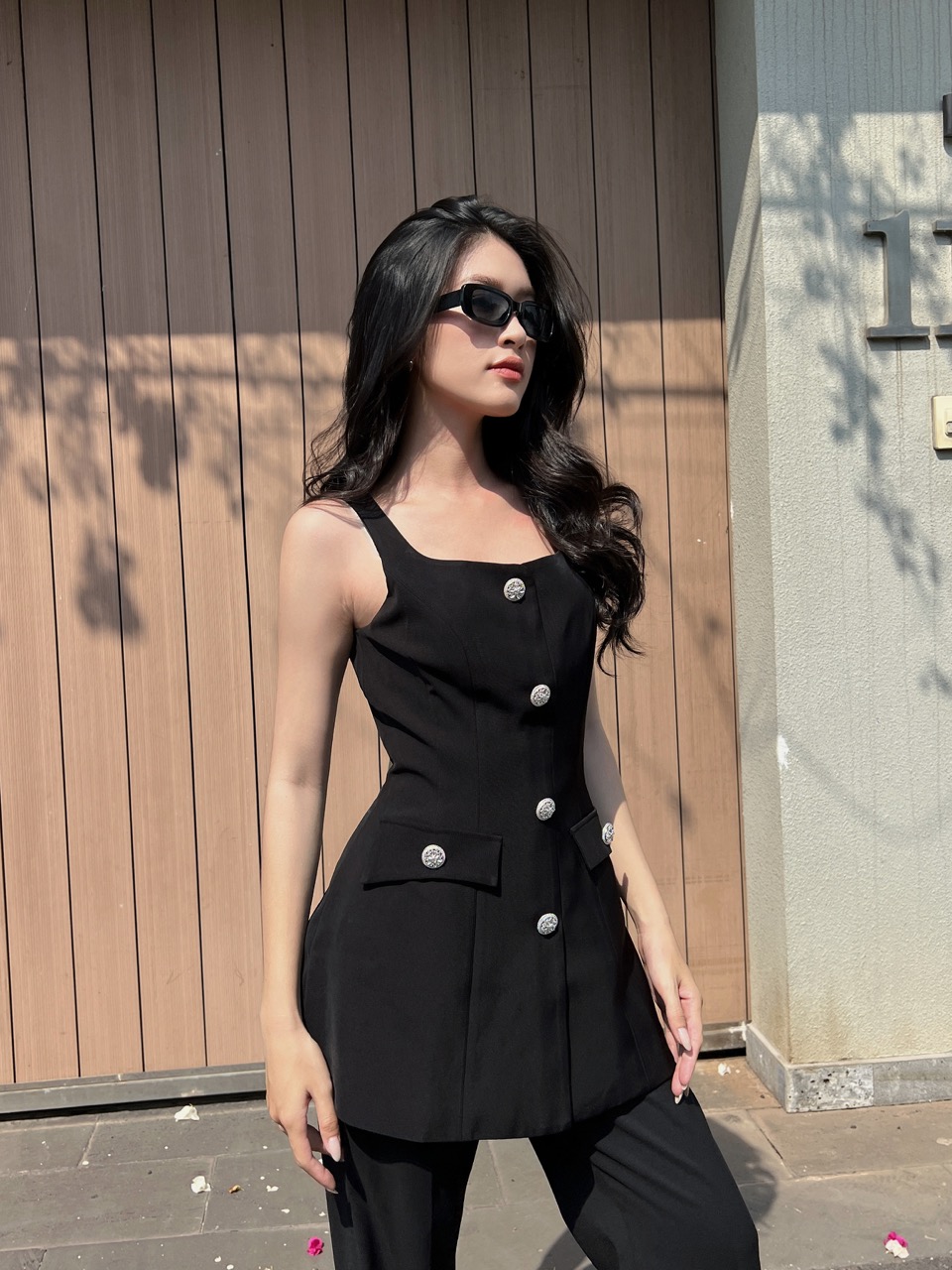COCO SIN - Áo Sát Nách Đen Đính Nút Hoa