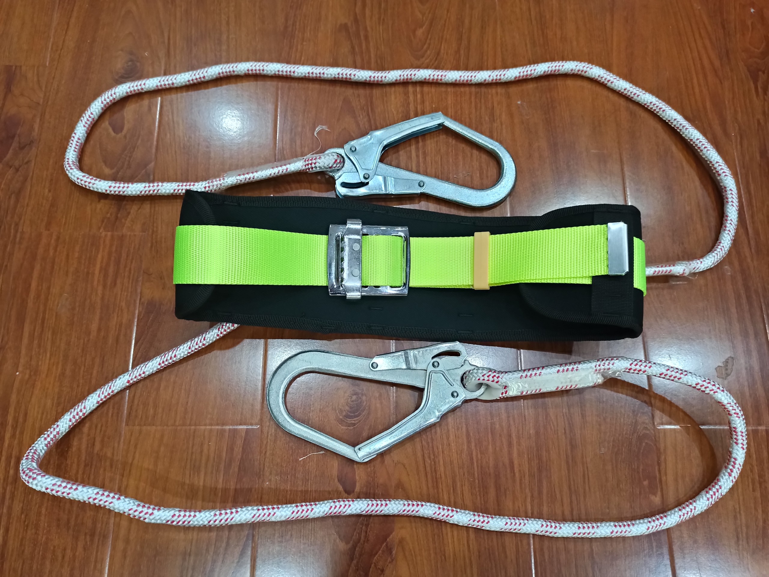 Dây đai nịt bụng 2 móc thép có miếng đệm ở dây nịt bụng (dây thừng)