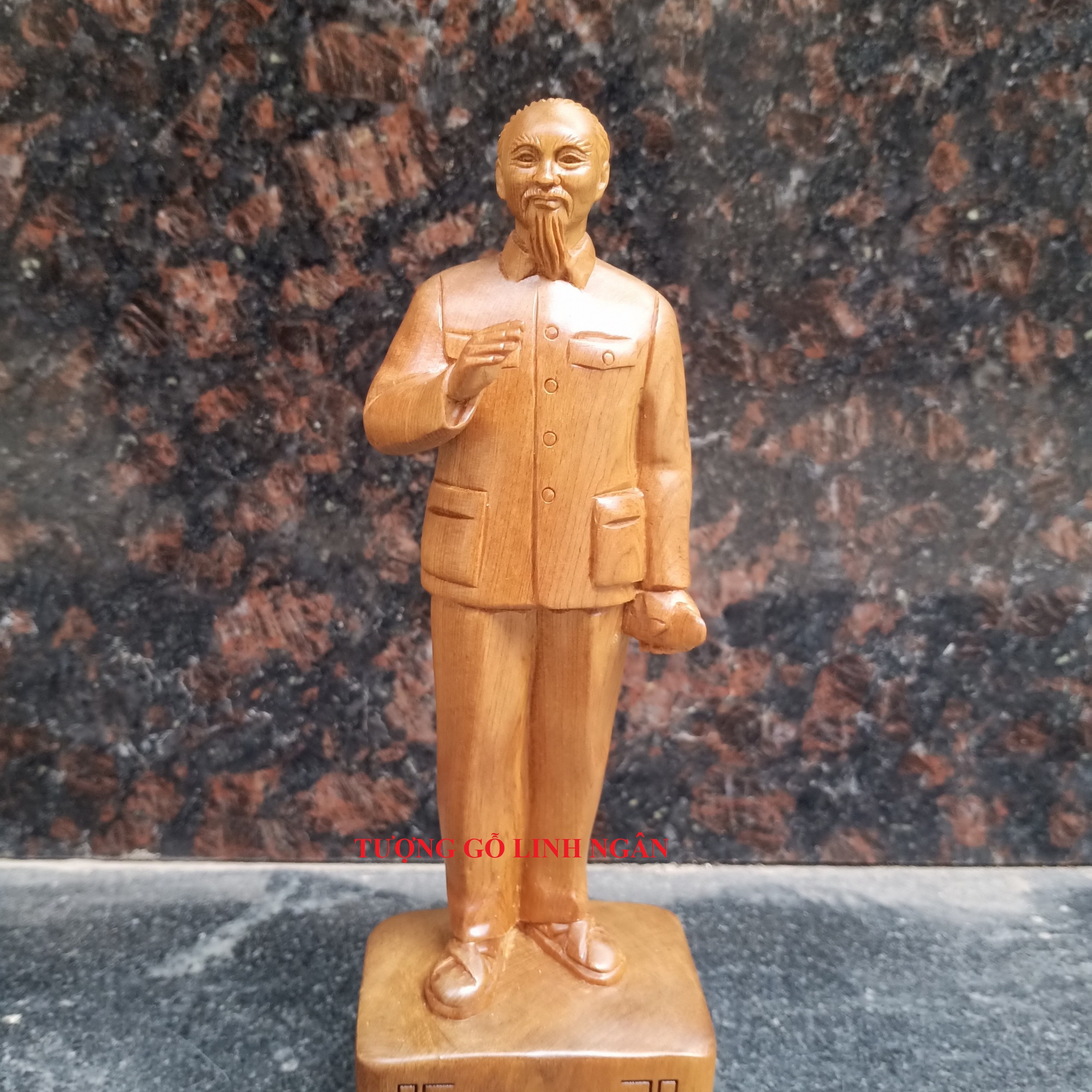 Tượng Bác Hồ gỗ bách xanh  (cao 20 ngang 6.5 sâu 5 cm)