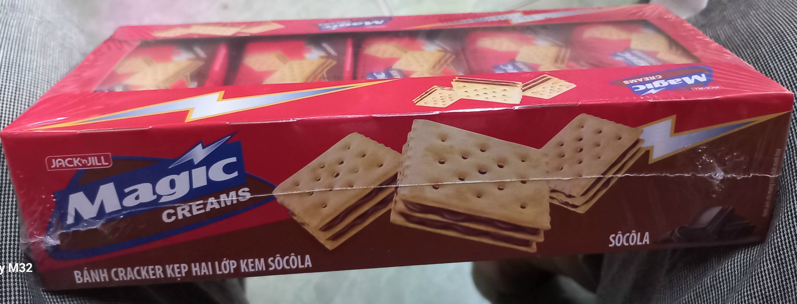 Bánh magic cracker kẹp hai lớp kem bơ hay bánh magic cracker kẹp hai lớp kem sôcôla 300g 20 gói