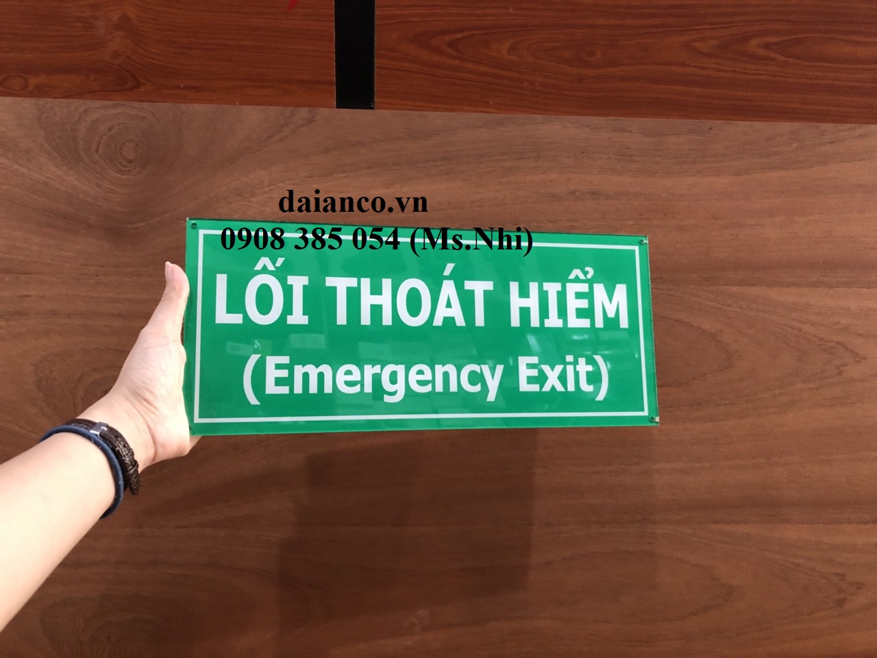 Bảng hướng dẫn lối thoát hiểm chất liệu mica - KT15x30cm