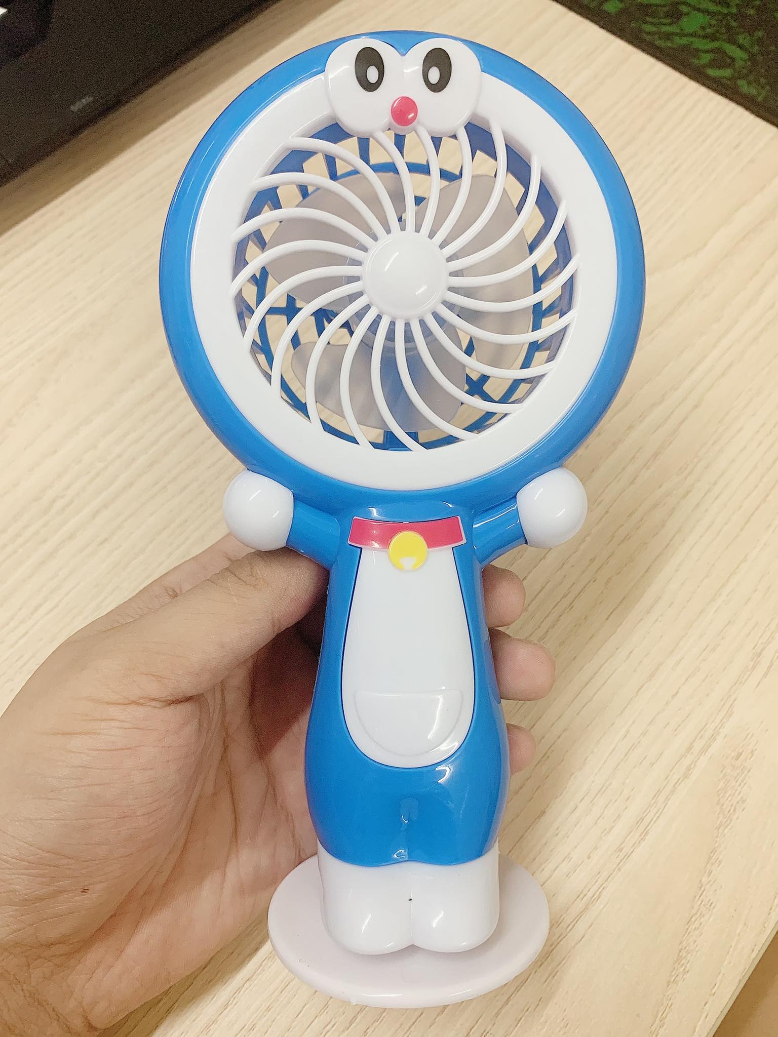 quạt cầm tay doraemon & kitty có đèn led