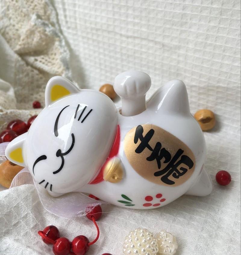 Tượng Mèo Nằm Vảy Tay May Mắn