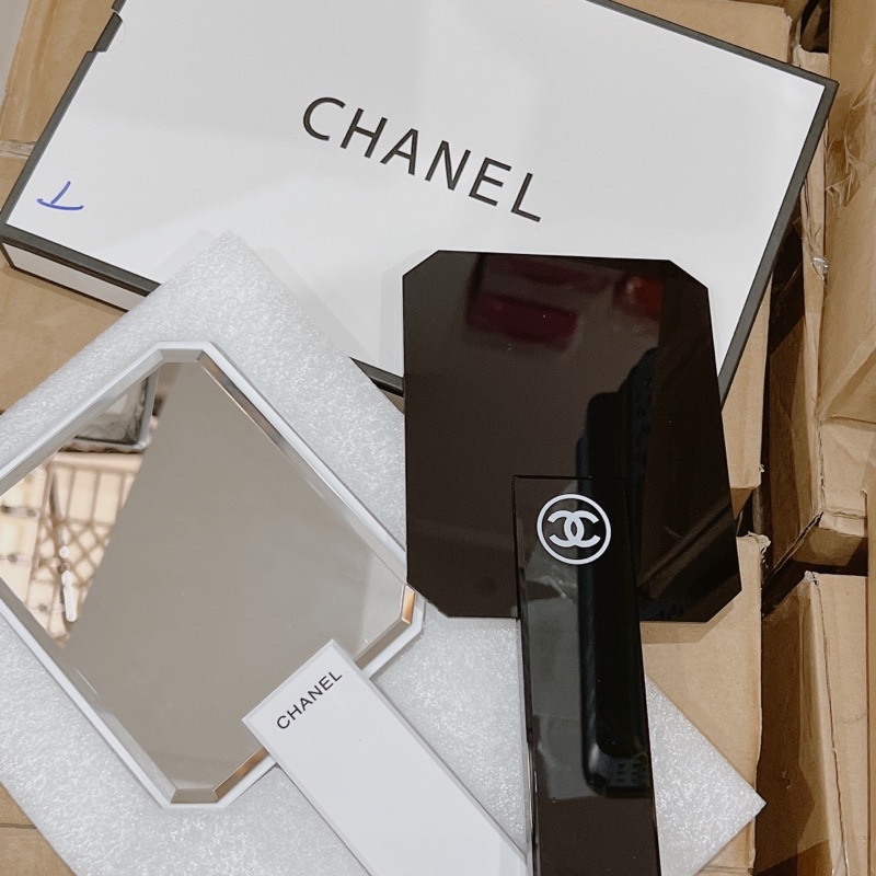 Gương soi cầm tay Chanel màu trắng