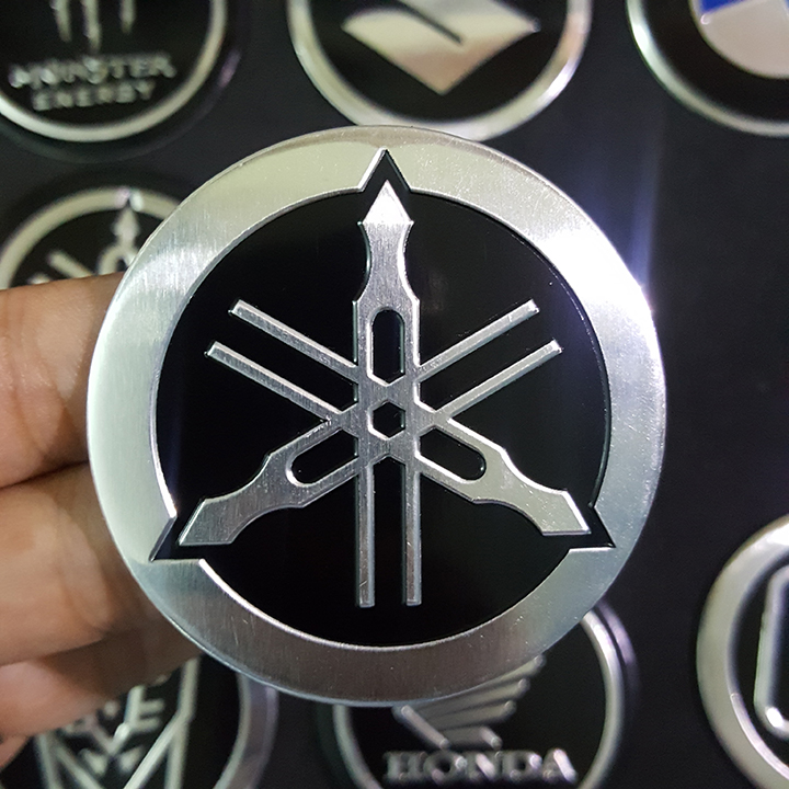 Logo dán nổi YAMAHA ( viền bạc ) 5.5cm