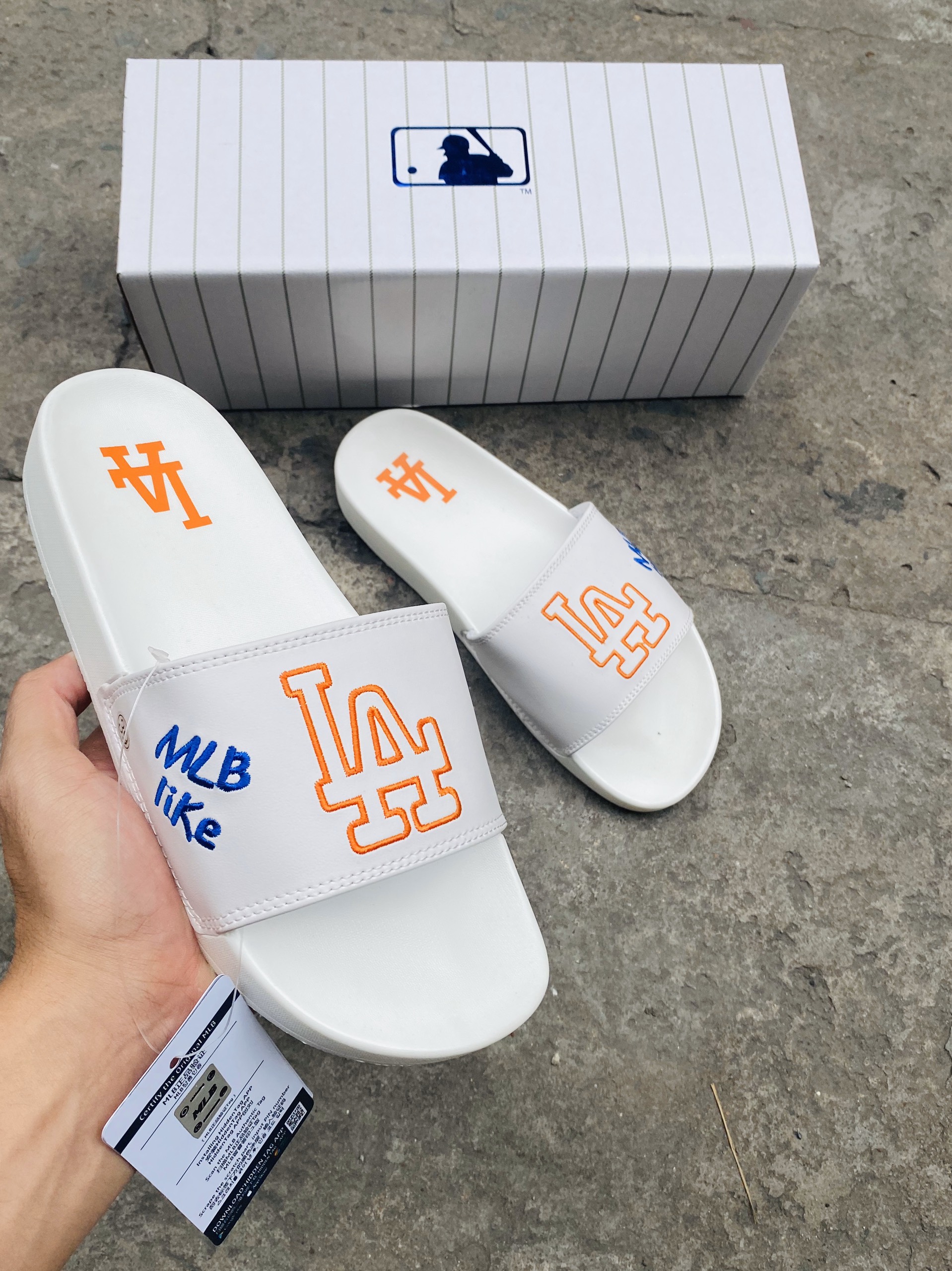 Dép mlb nam nữ thêu tay-trắng