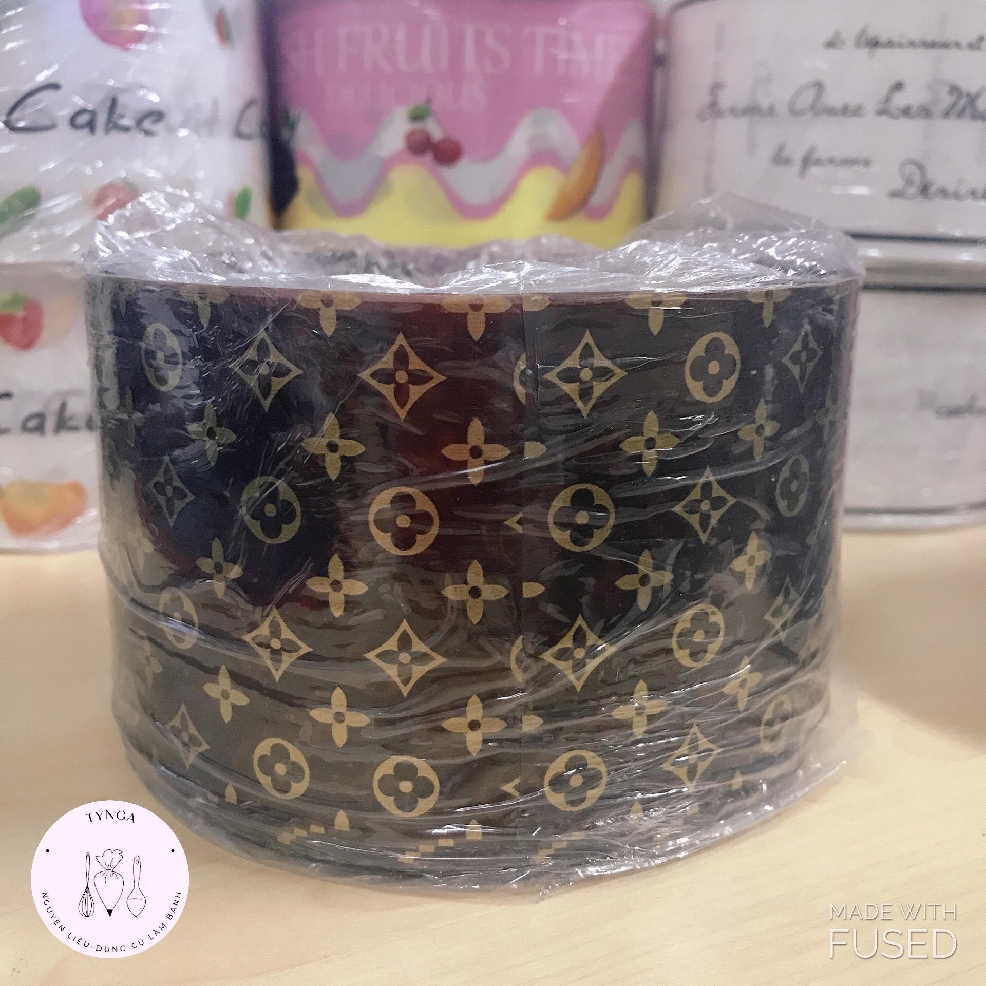 Cuộn mica quấn thành bánh mousse cao 8cm