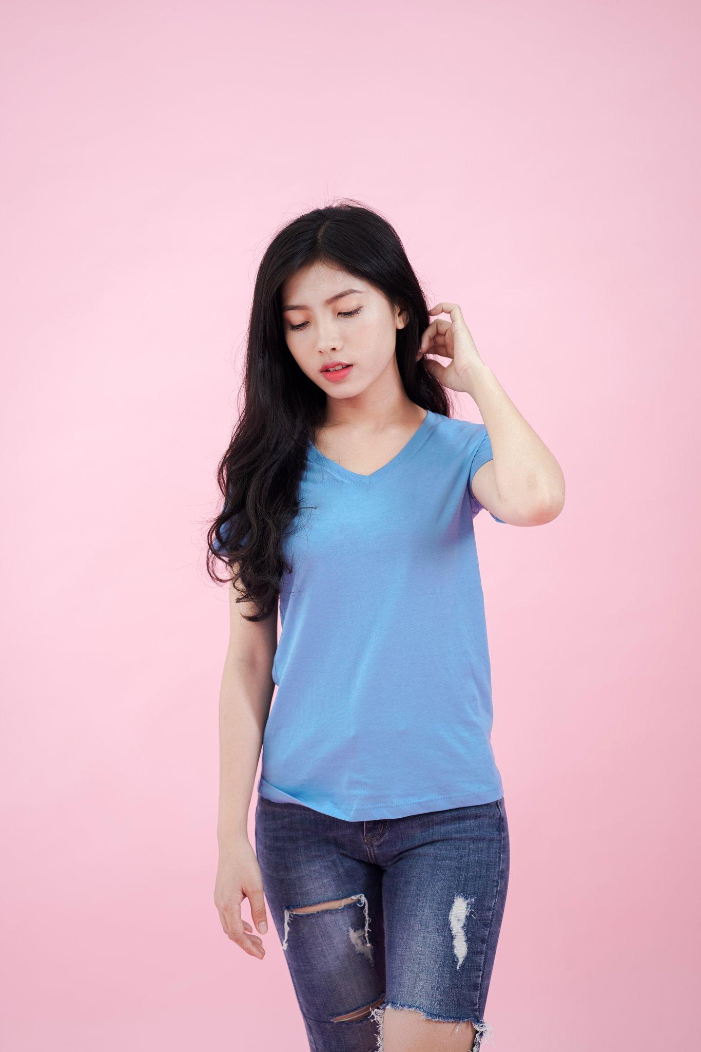 Áo thun trơn nữ cổ tim UNIU biển đậm