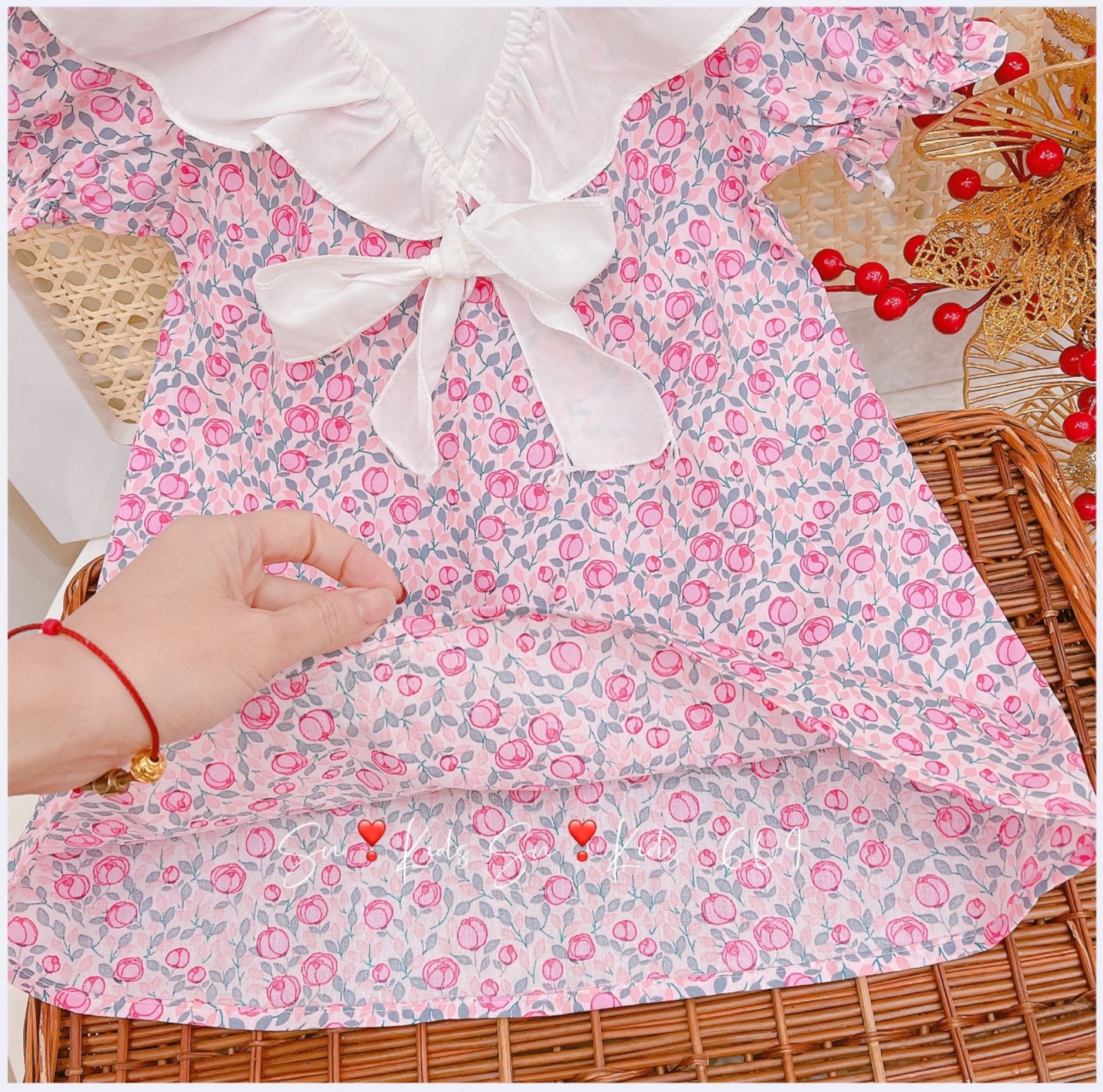 Váy cổ bèo cho bé gái diện hè