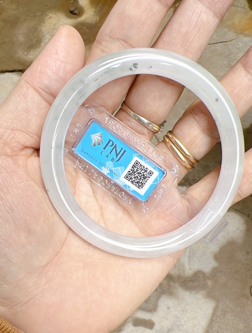 Vòng ngọc cẩm thạch thiên nhiên giám định pnj có tư vấn size