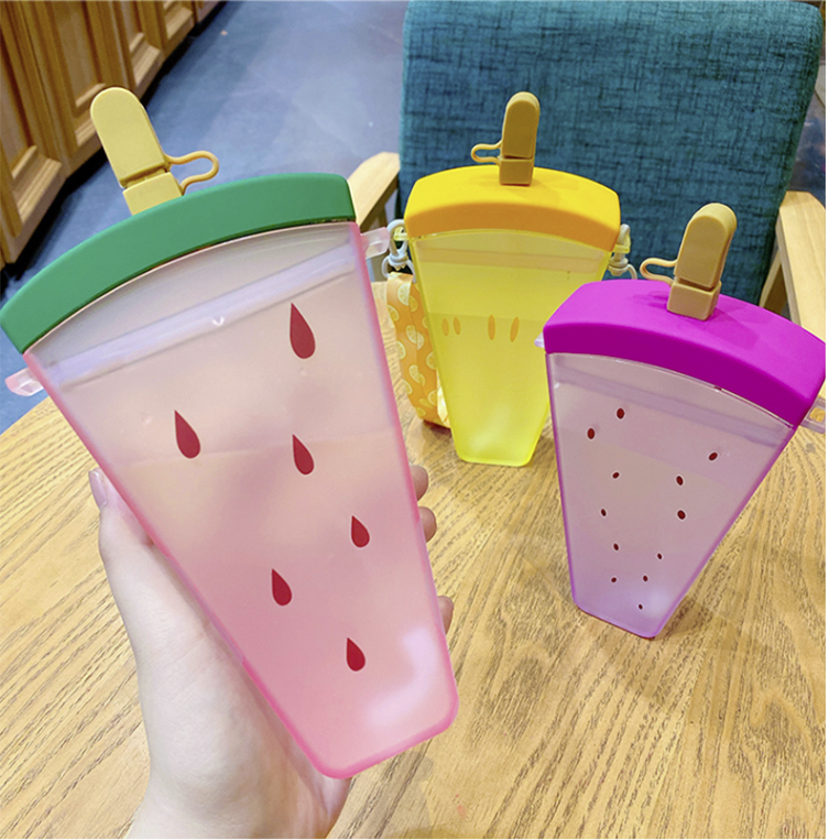 Bình nước hình QUE KEM kèm dây đeo siêu cute