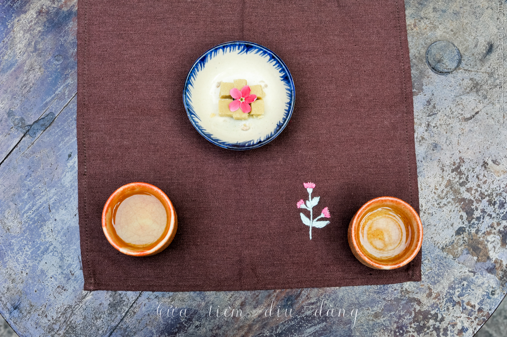 Khăn tay (Khăn mùi xoa) vải linen thêu thủ công – Cúc chi