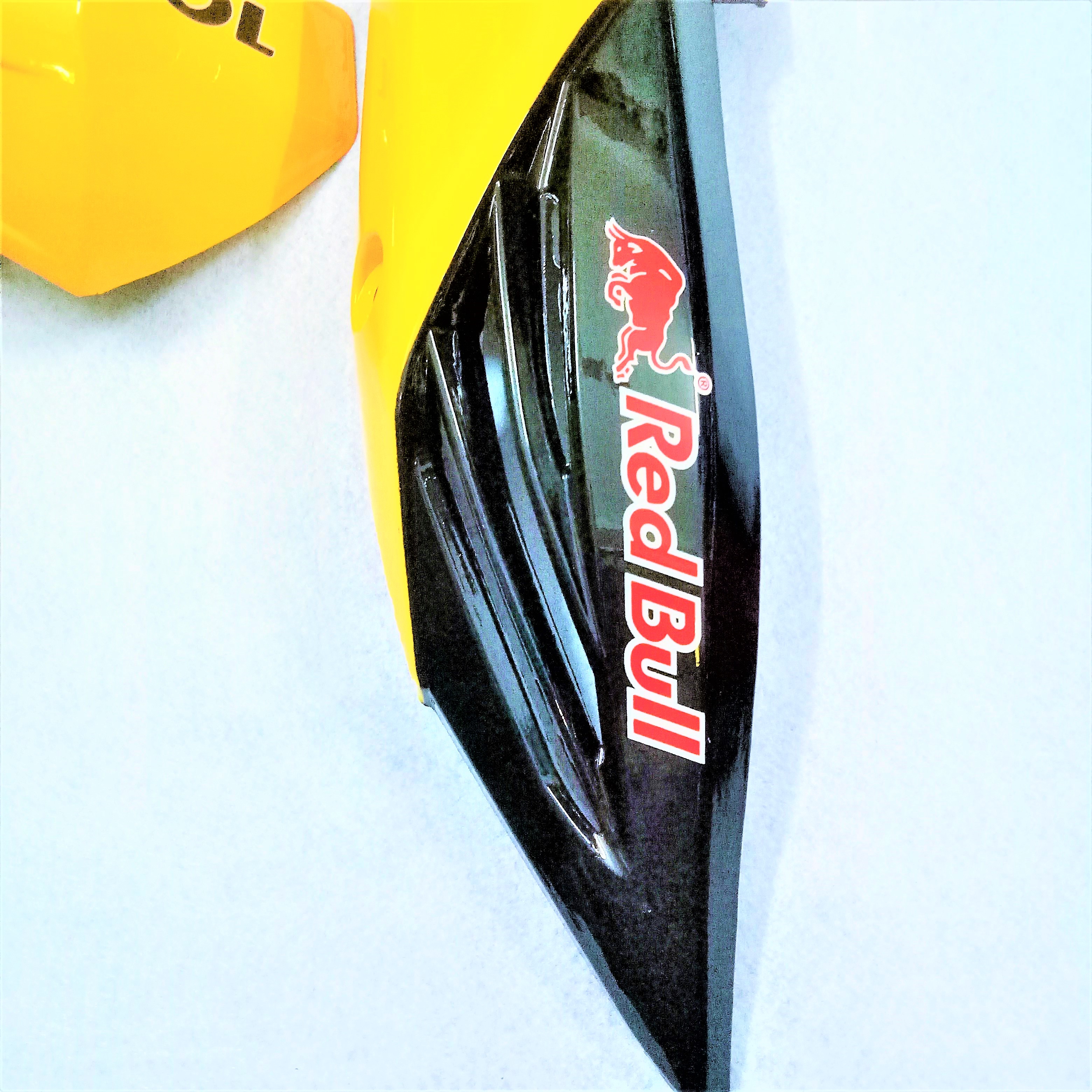 Bộ ốp pô Winner v1 màu vàng đen ( thân pô + chụp pô )