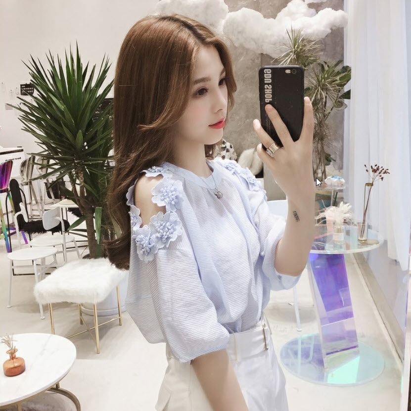 Áo Kiểu Hở Vai Đính Hoa Phong Cách Hàn Quốc