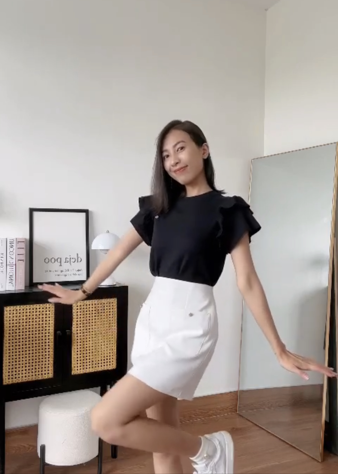 Chân váy hai túi đính nút (Trắng) - YV LE & CO