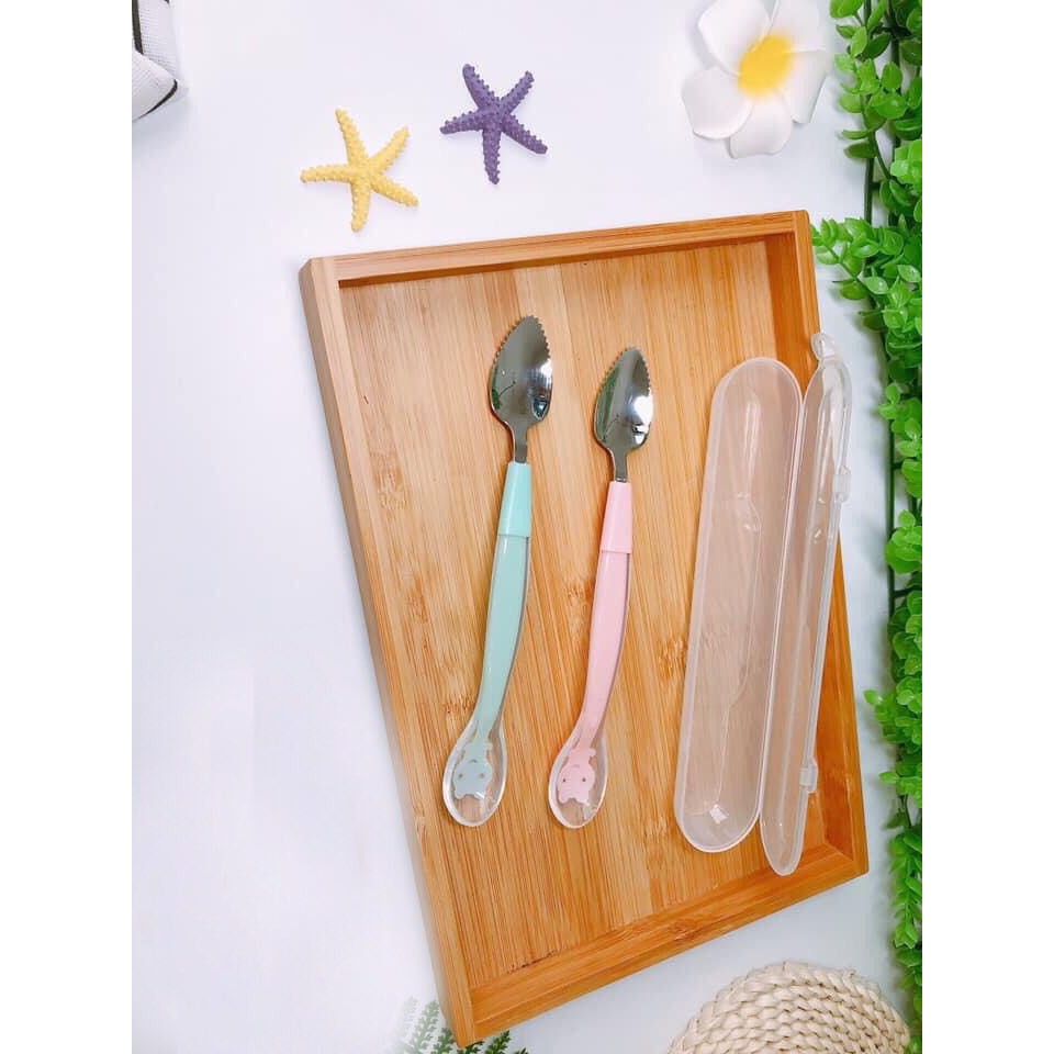 [Có Hộp] Thìa Ăn Dặm Đa Năng 2in1, Thìa Nạo Nhỏ Hoa Quả Cho Bé Ăn Dặm Tích Hợp 2 Đầu ( 1 Đầu Silicon Siêu Mềm,1 Đầu Inox Răng Cưa Nạo )