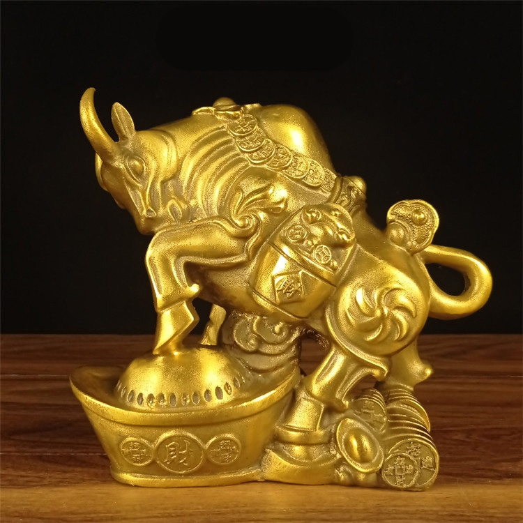 Tượng linh vật con trâu sửu bên nén vàng bằng đồng thau phong thủy Hồng Thắng