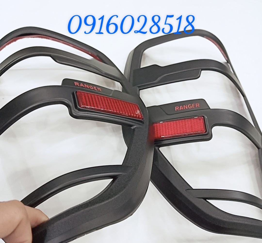 Ốp trang trí đèn hậu Ford Ranger màu đen