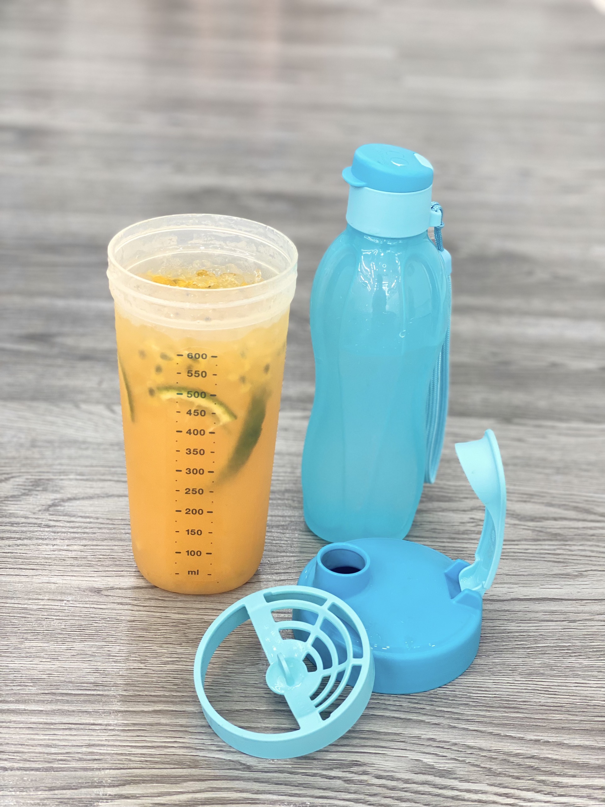 Bộ Bình Nước Tupperware Shake N Go Gen II (Mẫu mới 2023) - Gồm bình nước và bình lắc