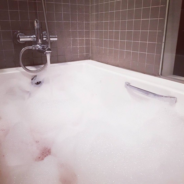 [HCM]Tạo bọt bồn tắm LUSH - Rose Jam bubble bar