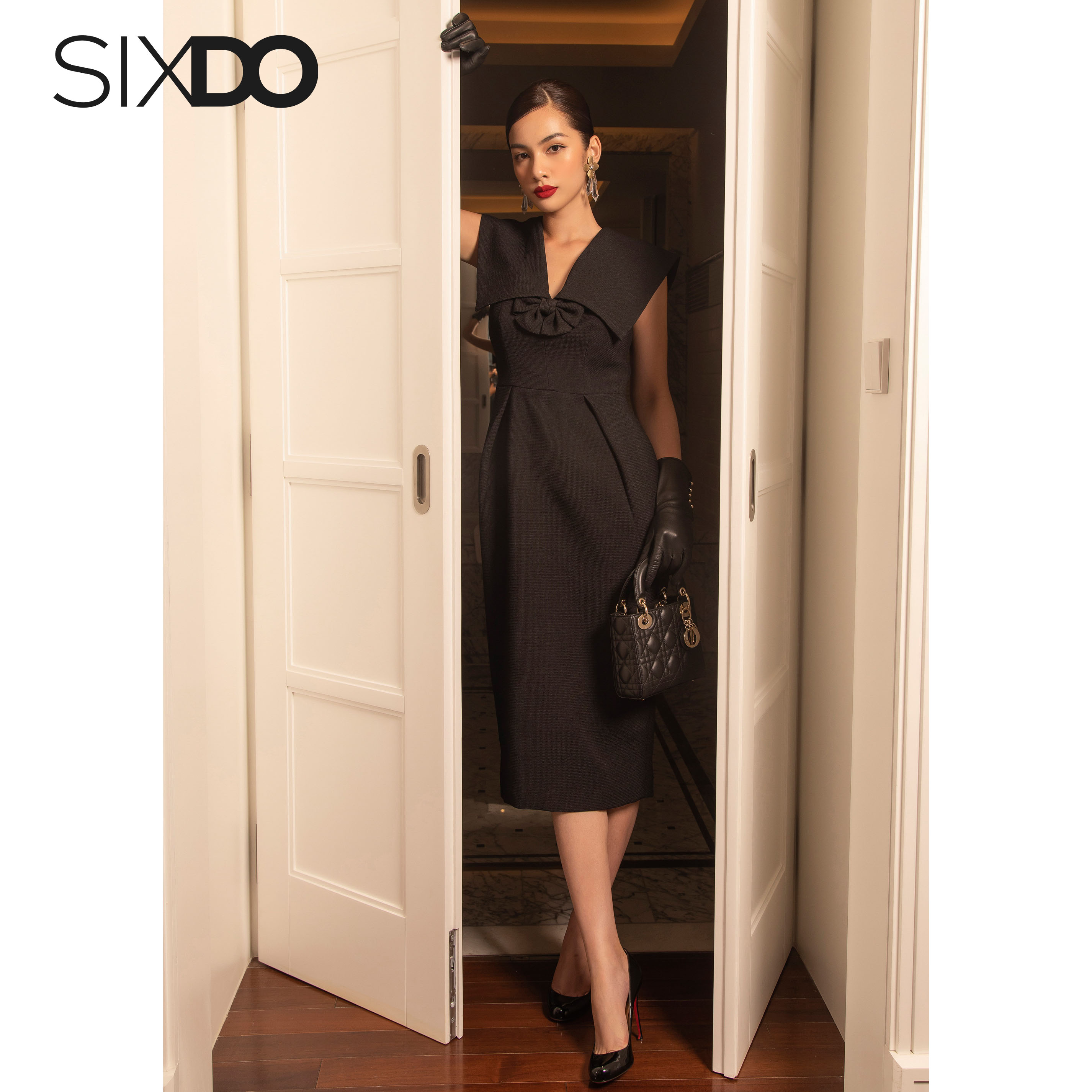 Đầm đen cổ V phối nơ cổ SIXDO (Black V-neck Midi Raw Dress In The Show)
