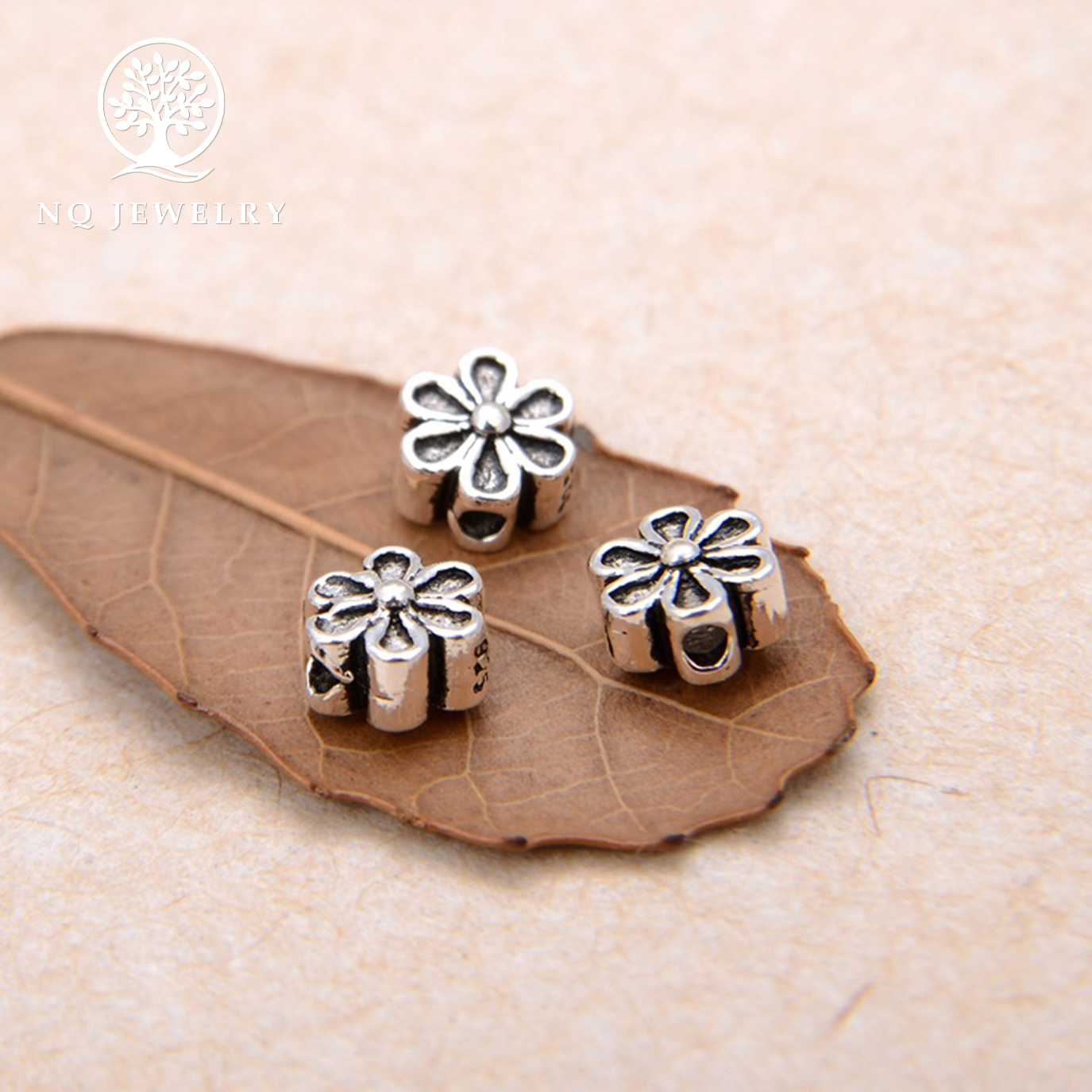 Charm bạc hoa mai 6 cánh xỏ ngang - NQ Jewelry