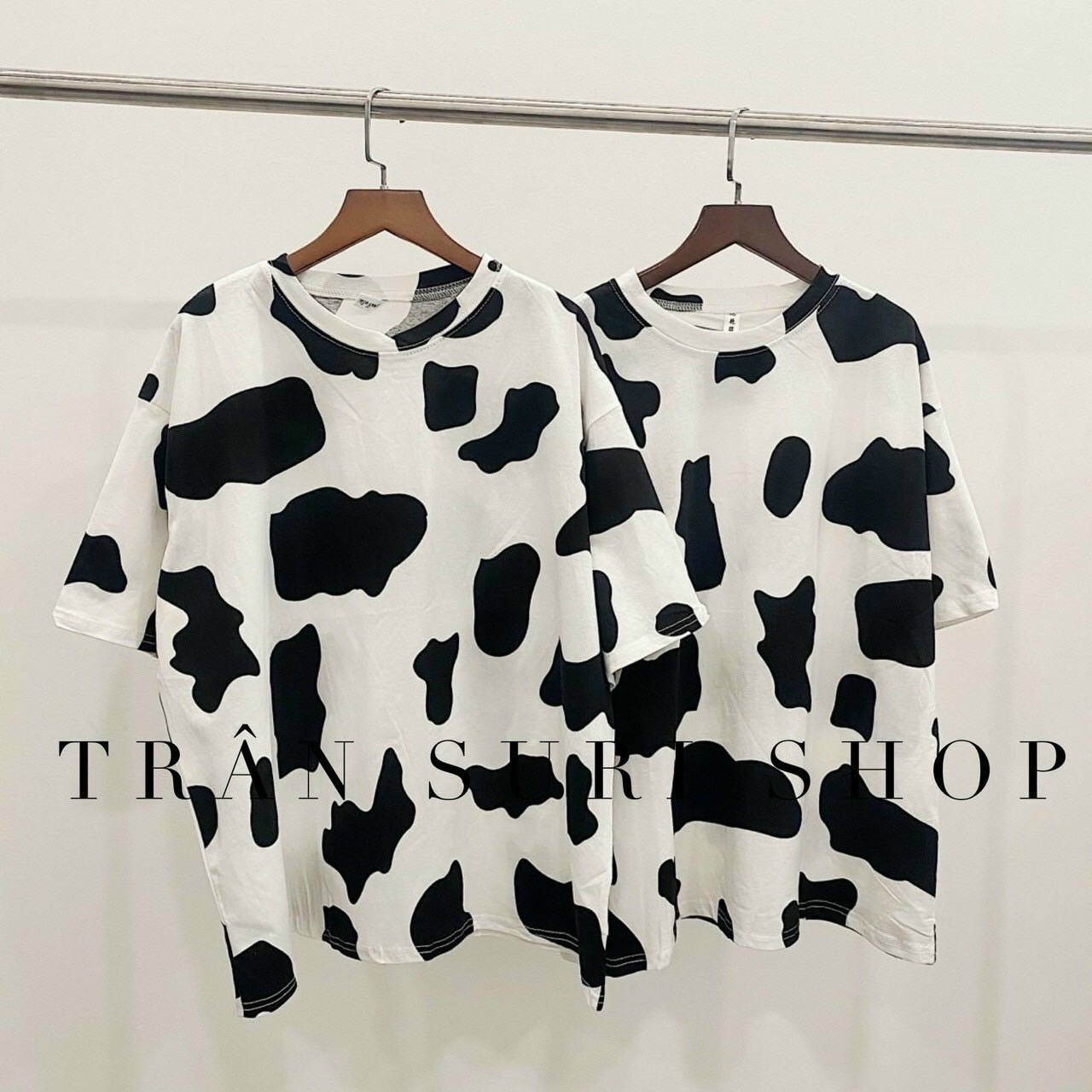 Áo thun form rộng hoa văn bò sữa