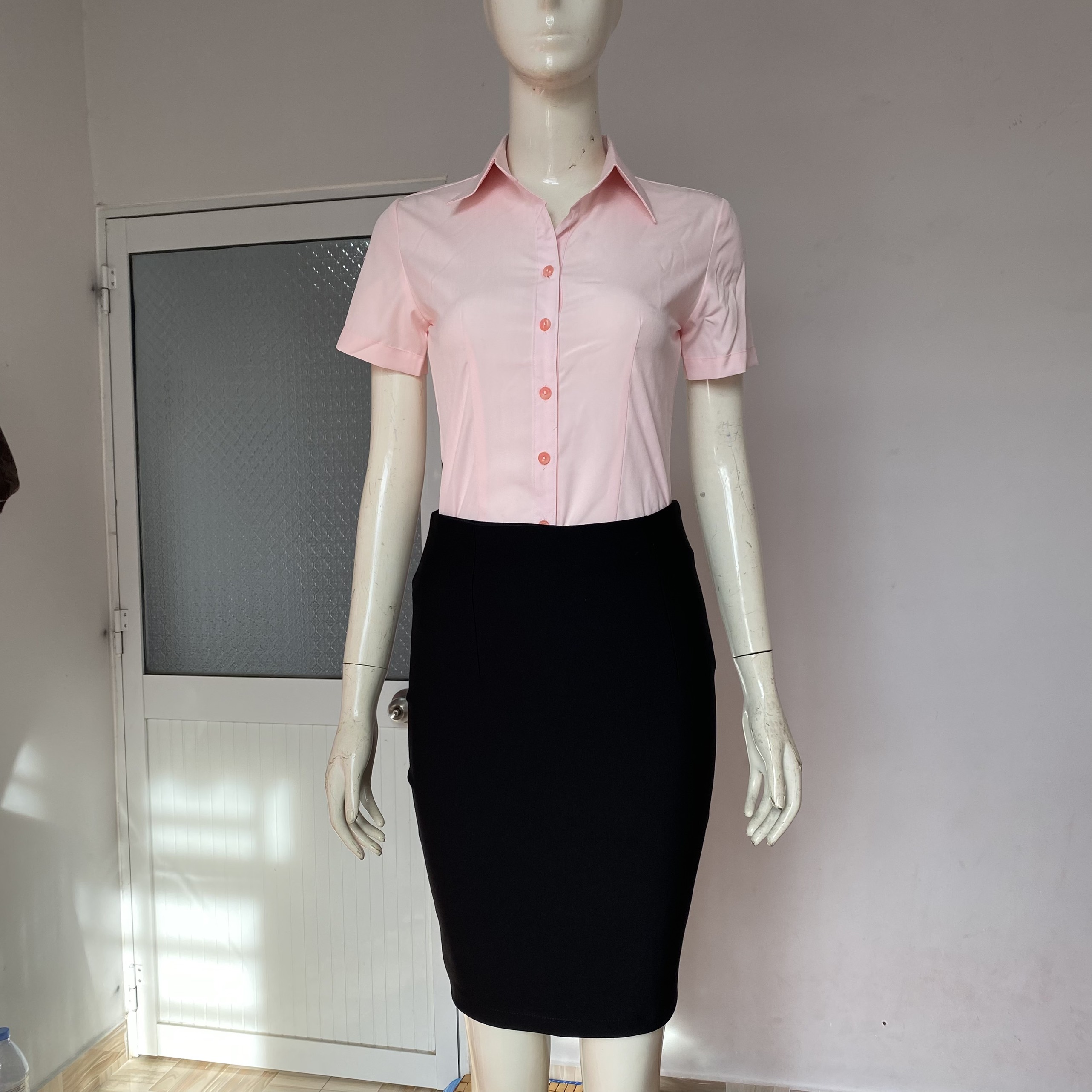 sơ mi tay ngắn màu hồng phấn form nhỏ
