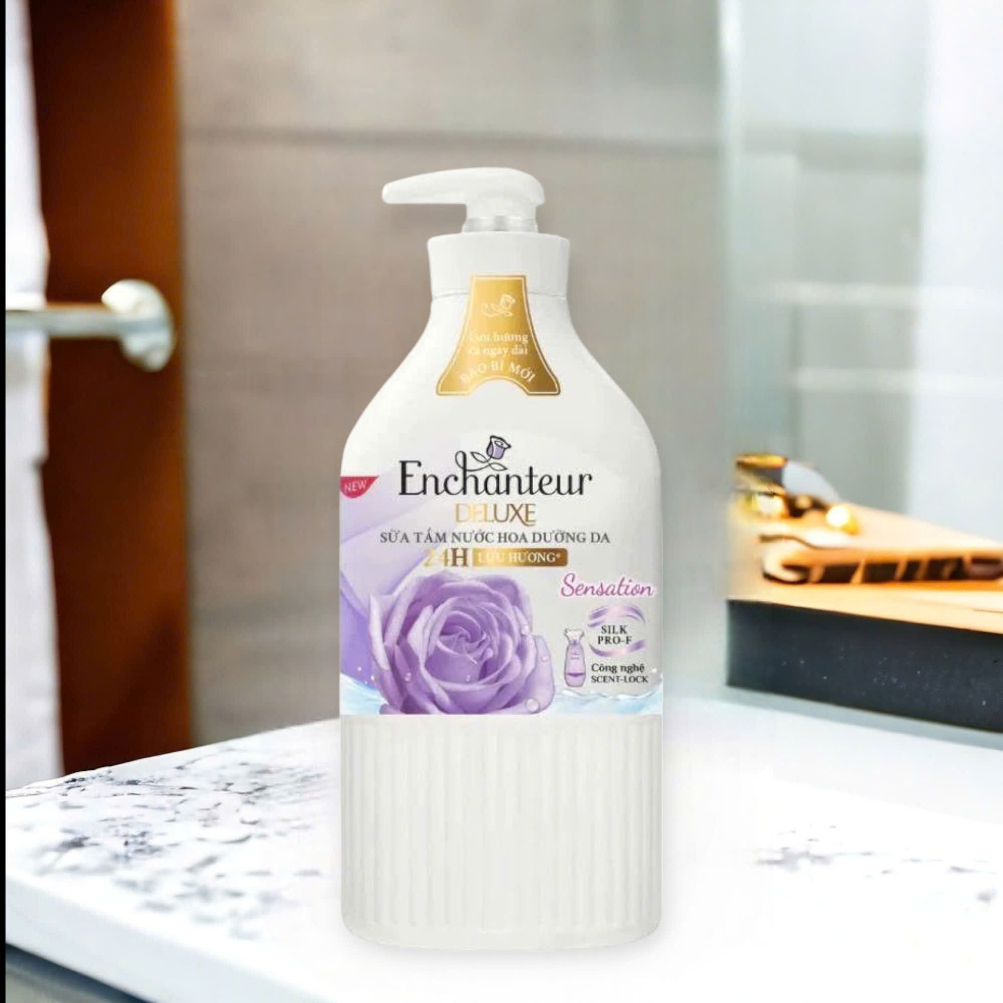 Sữa Tắm Hương Nước Hoa Pháp Enchanteur Deluxe 900g – Da Mềm Mịn, Lưu Hương 24H (Tặng Quà Ngẫu Nhiên)