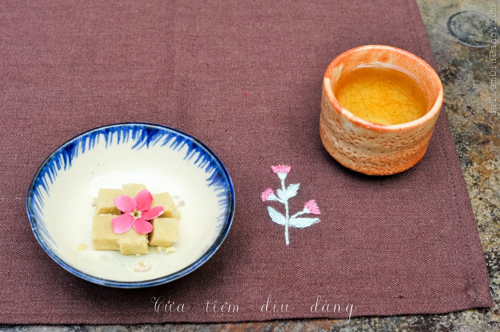 Khăn tay (Khăn mùi xoa) vải linen thêu thủ công – Cúc chi