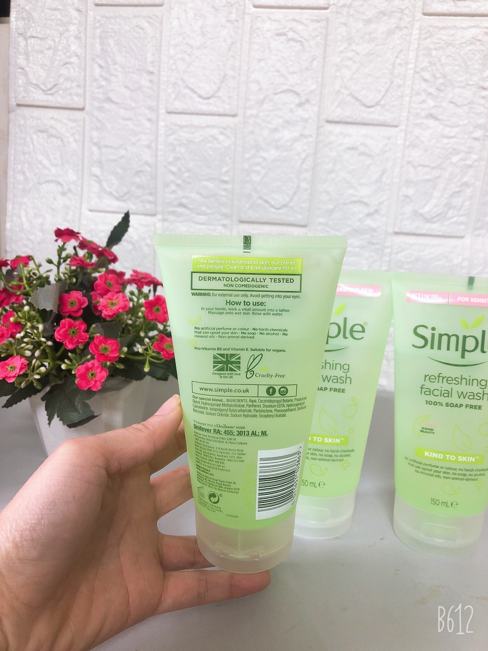 Sữa Rửa Mặt Simple Dưỡng Ẩm 150ml