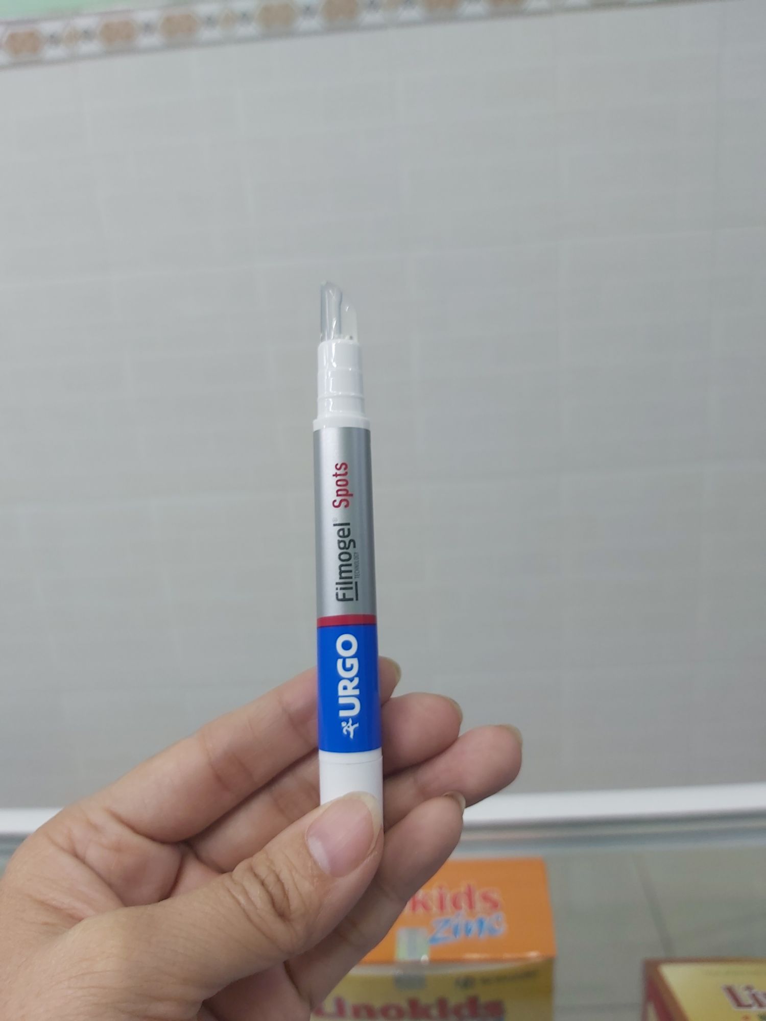 Gel làm mờ vết thâm do mụn và giảm mụn Urgo Spots