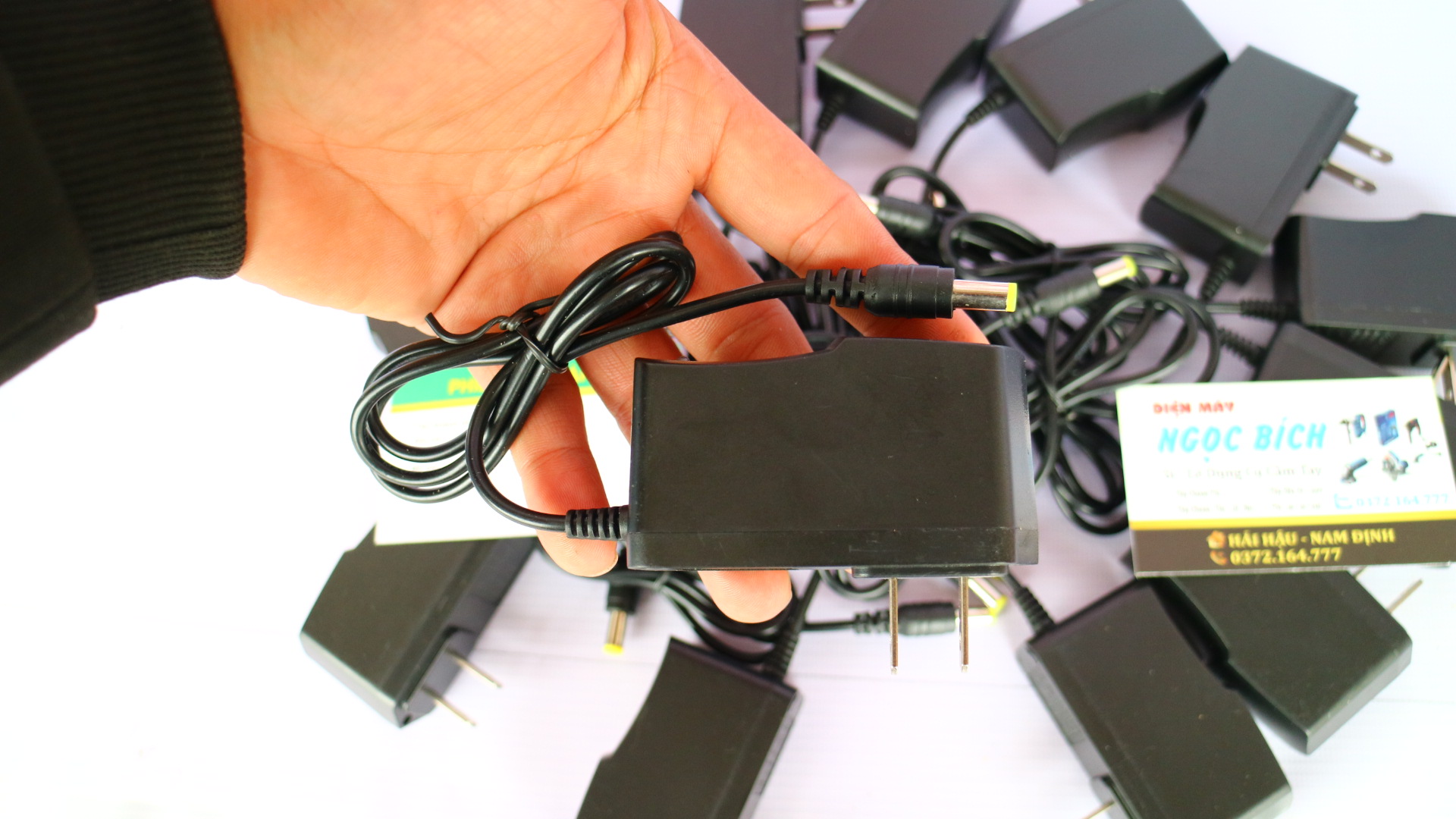 Sạc pin máy khoan pin 12V