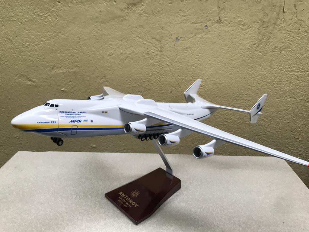 Mô hình máy bay ANTONOV Airlines 1:200